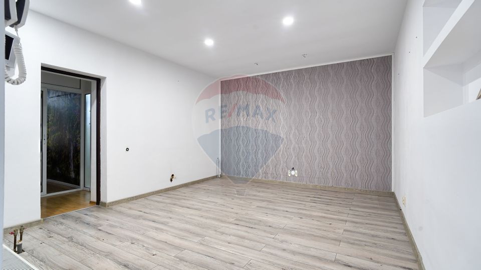 60sq.m Commercial Space for rent, Bartolomeu area