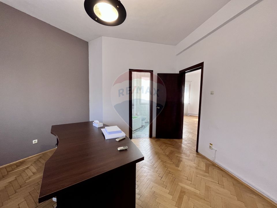 Apartament cu 4 camere nemobilat in P-ta Victoriei langa Orange