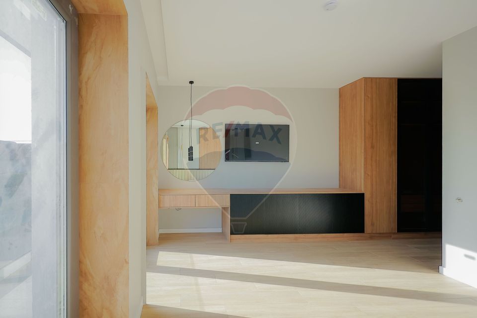 De vânzare Vilă cu 8 camere în Sânmartin, 290 mp util, teren 1100 mp