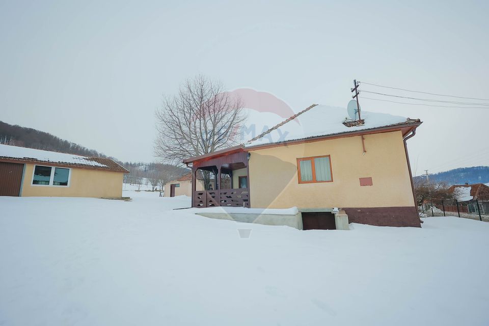 Casă cu 4 camere din cărămidă, de vânzare în zona Bratca-Damiș