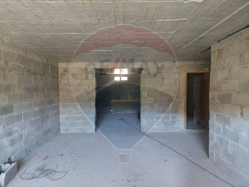 Casa la rosu de vanzare in Caiuti, Bacau