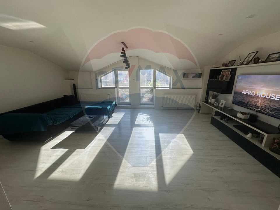 Apartament cu 4 camere de vânzare în zona Rovine