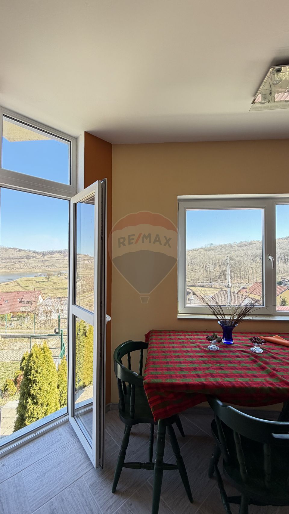 Casă cu vedere spectaculoasă - pentru locuit sau investiție turistică