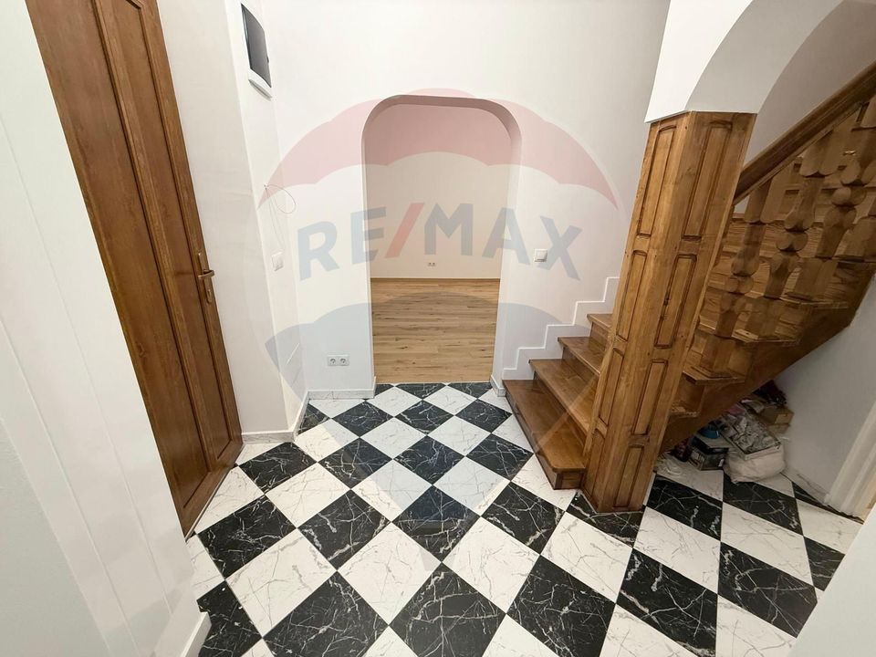 Apartament 4 camere, pe 2 niveluri si curte comuna în Centru