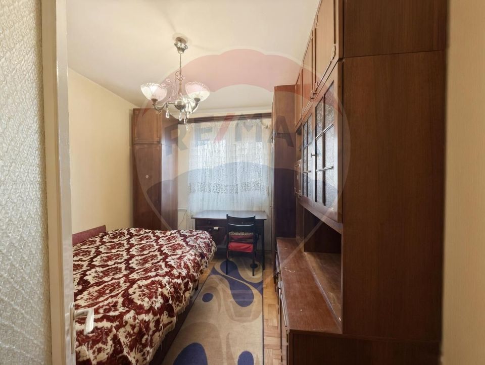 Apartament 4 camere, etaj 1, decomandat, zona centrală