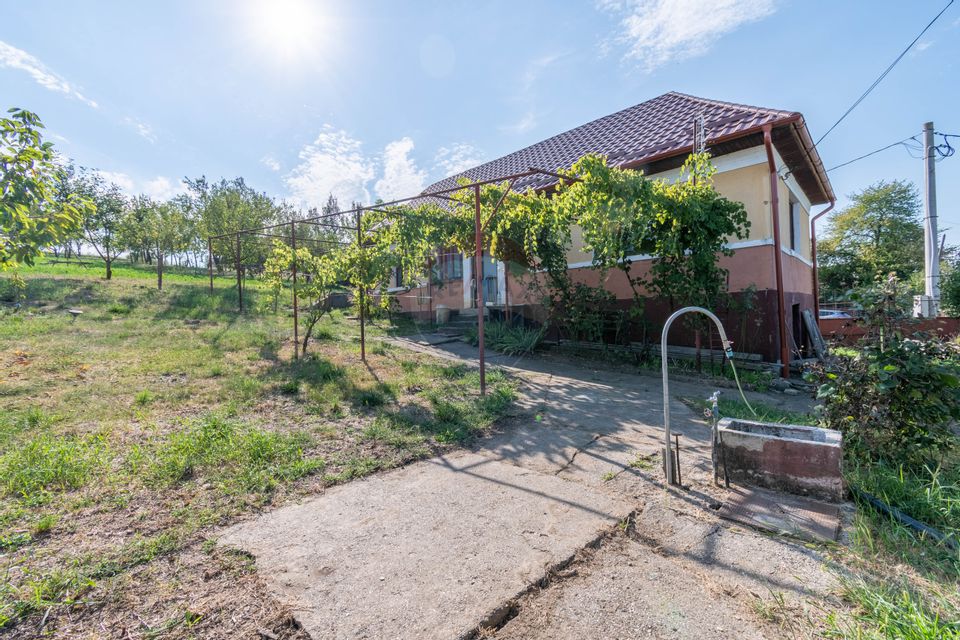 Casa traditionala din piatra de vanzare in Dabaca / teren 2040 mp