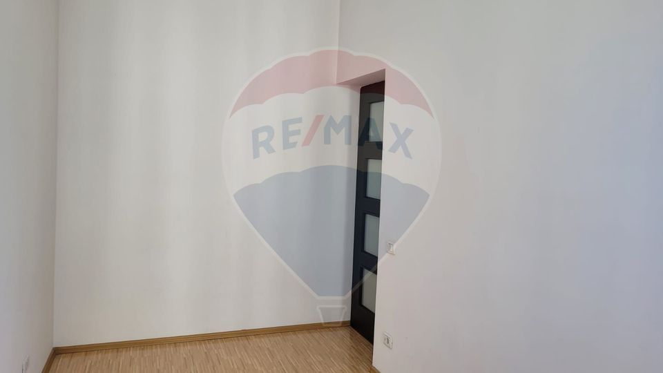 Apartament cu 3 camere de închiriat în zona Universitate