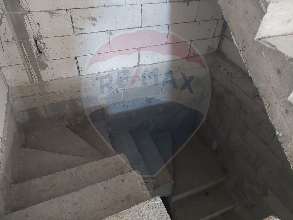 Casa la rosu de vanzare in Caiuti, Bacau