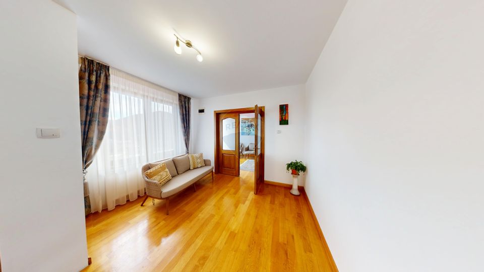 Casă / Vilă de Lux cu 5 camere de vânzare