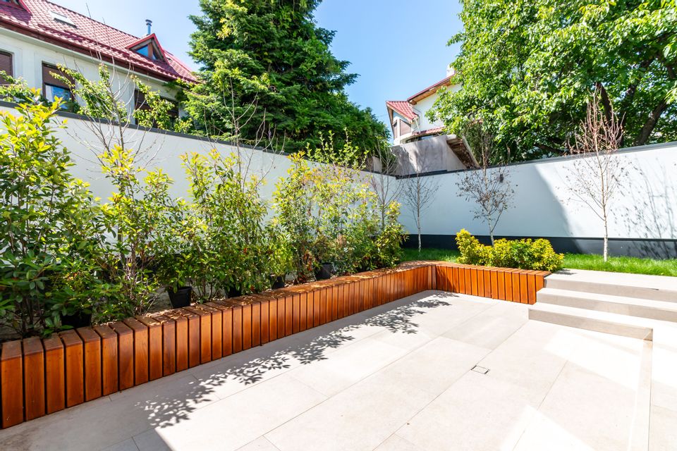 8 room House / Villa for sale, Lacul Tei area