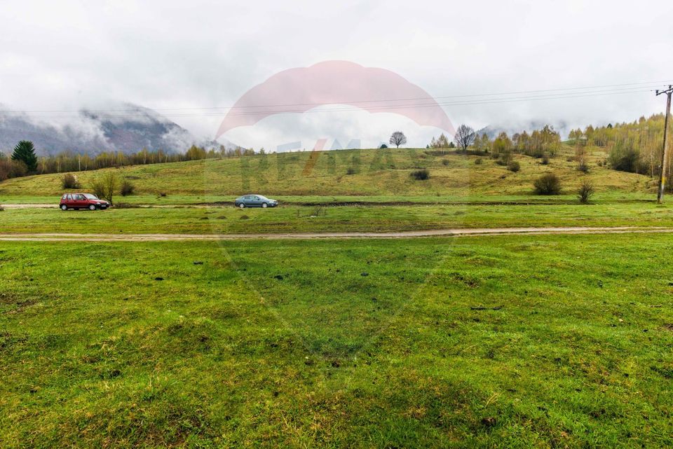 Teren Rasnov-Glajerie 2500 mp marginit de parau