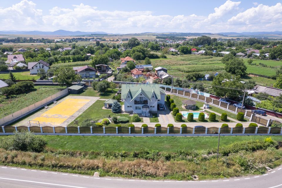 Casă cu piscină și teren de tenis – Girov, 10 min de Piatra Neamț