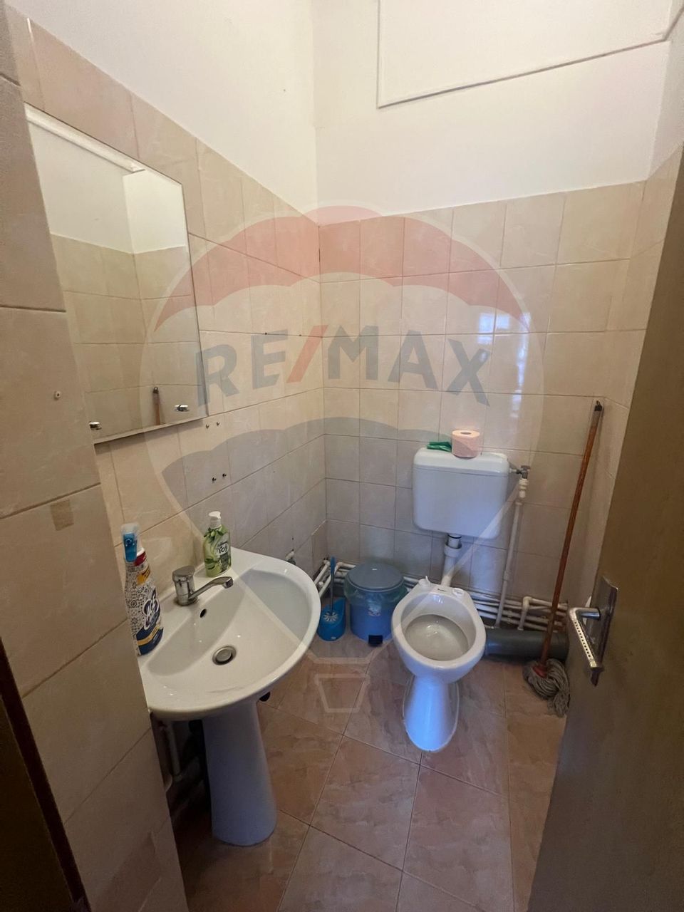 57sq.m Commercial Space for rent, Ultracentral area