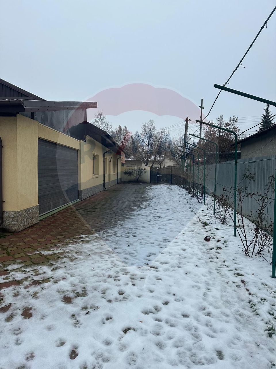 Casă spațioasă 6 camere, 2 băi, garaj spatios și terasă