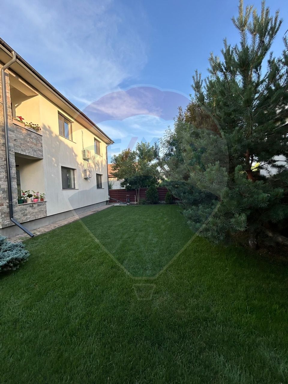 Villa in Corbeanca, near the lake, adjacent forest, blue lagoon