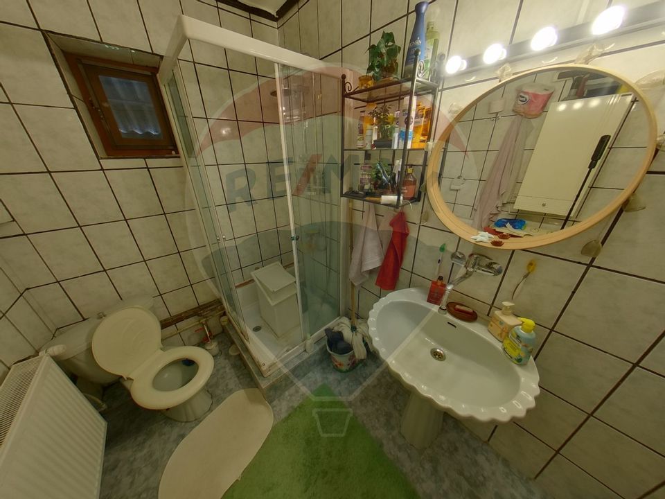 Casă / Vilă cu 5 camere de vânzare în zona Est