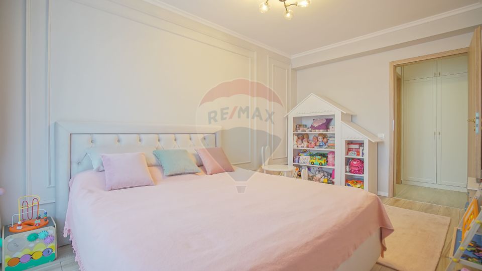 Apartament cu 3 camere de vânzare în zona Tractorul