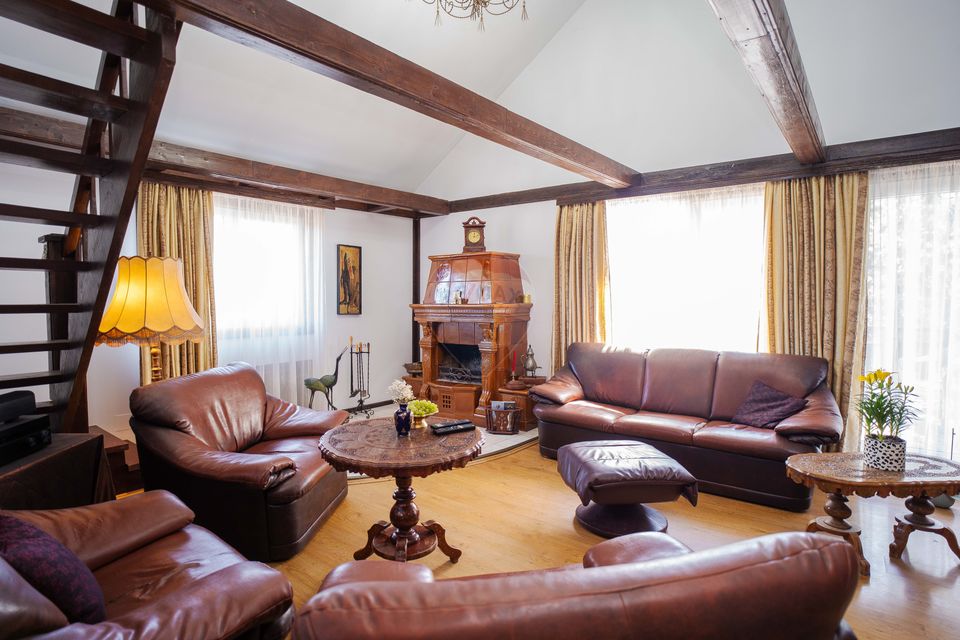 Casă / Vilă spatioasa cu teren in zona centrala Sararie