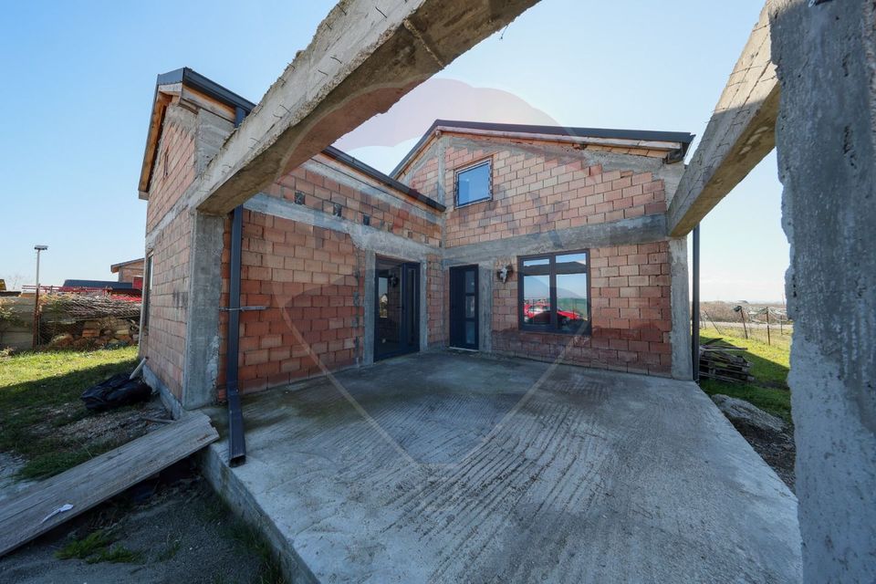 Duplex  la roșu cu 2 apartamente - 6 camere, terase generoase și curte