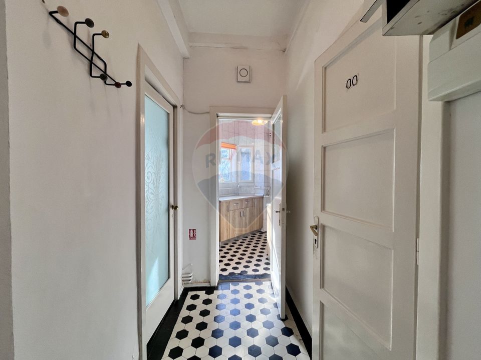 Apartament cu 4 camere nemobilat in P-ta Victoriei langa Orange