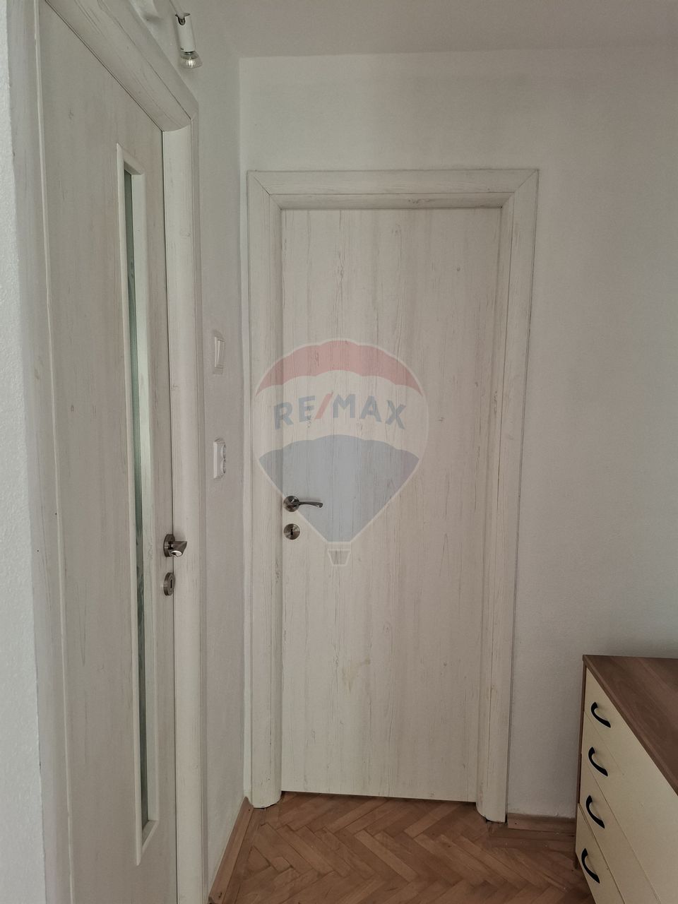 Apartament cu 2 camere de vânzare în zona Poetului
