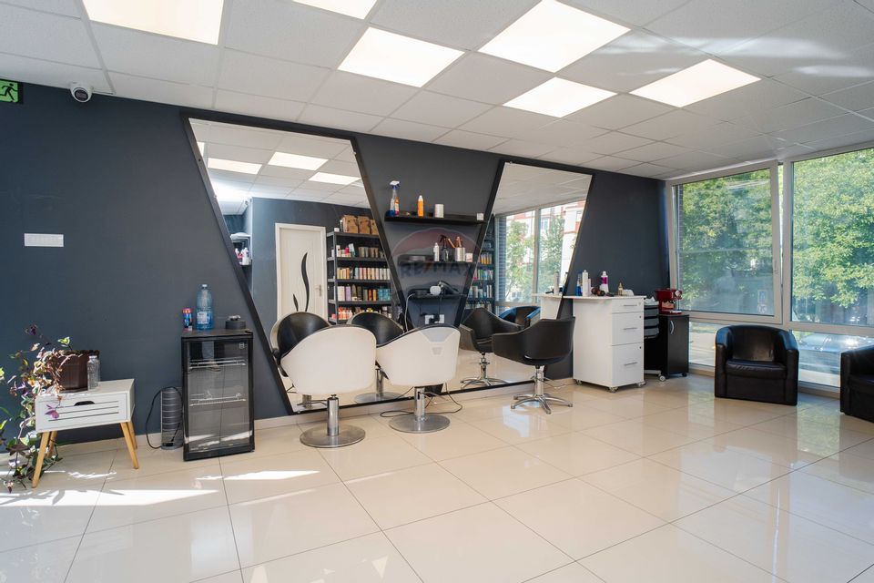 CLADIRE COMERCIALA CU SPATII OPEN SPACE