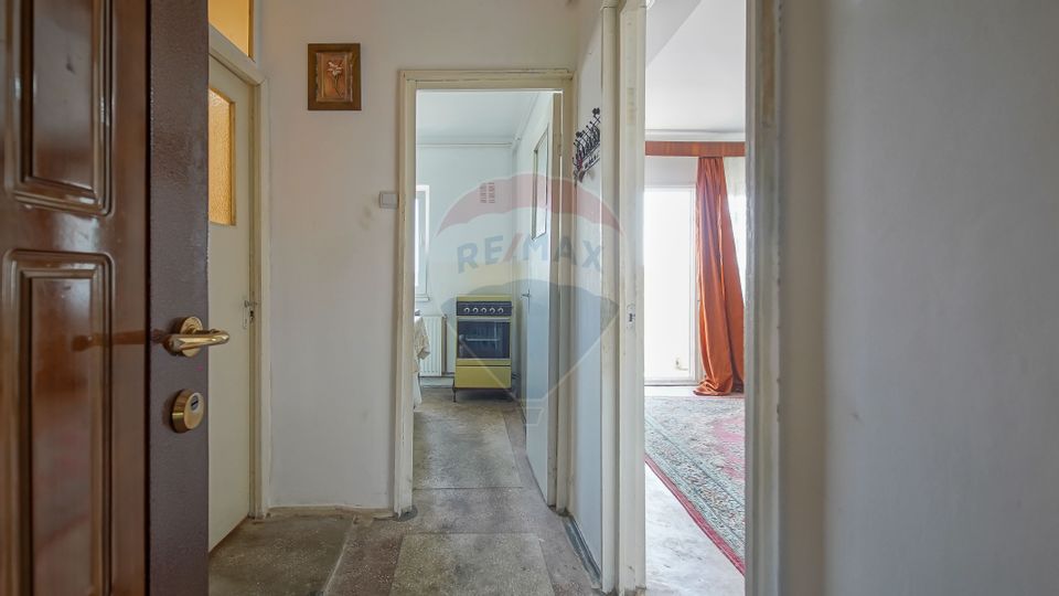 REZERVAT | Garsonieră decomandată | Zona Tractorul | De renovat