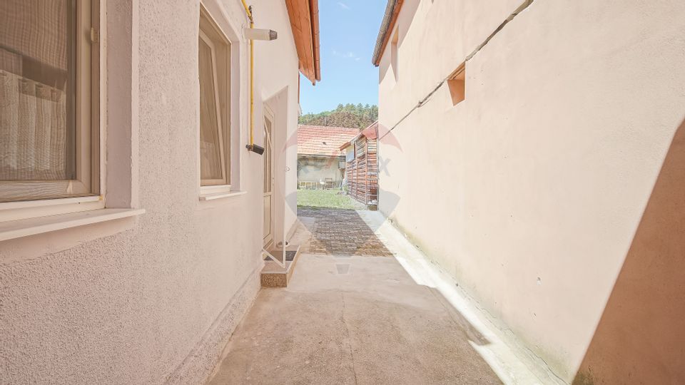 Casă falnică, curte individuală, langă Piața Unirii, în inima Scheilor