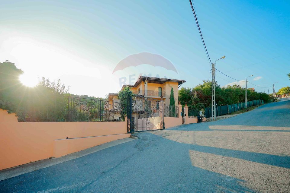 Casă / Vilă cu 5 camere de vânzare în zona Dealuri Oradea