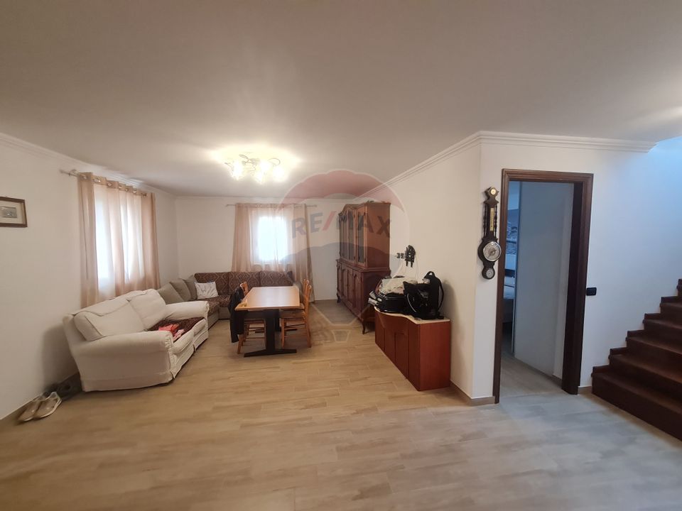 Casă cu 5 camere de vanzare (P+M) in comuna Bolotesti si teren 6266 mp