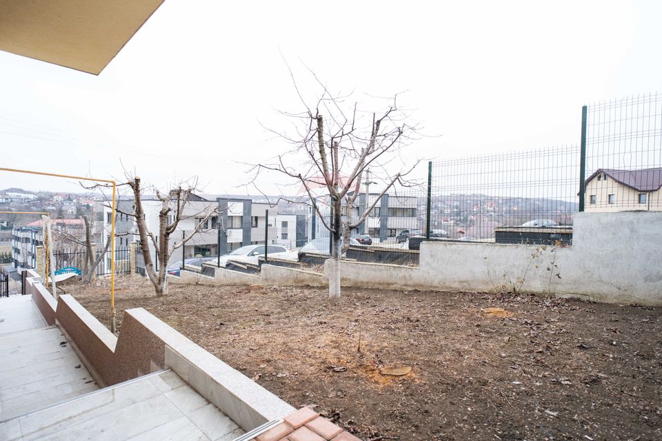 Apartament cu 3 camere de vânzare în zona Bucium