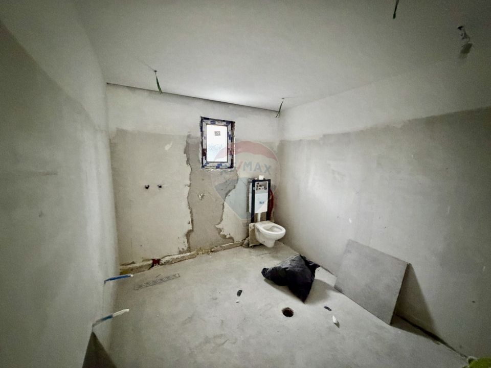 Casă cu 4 camere de vânzare