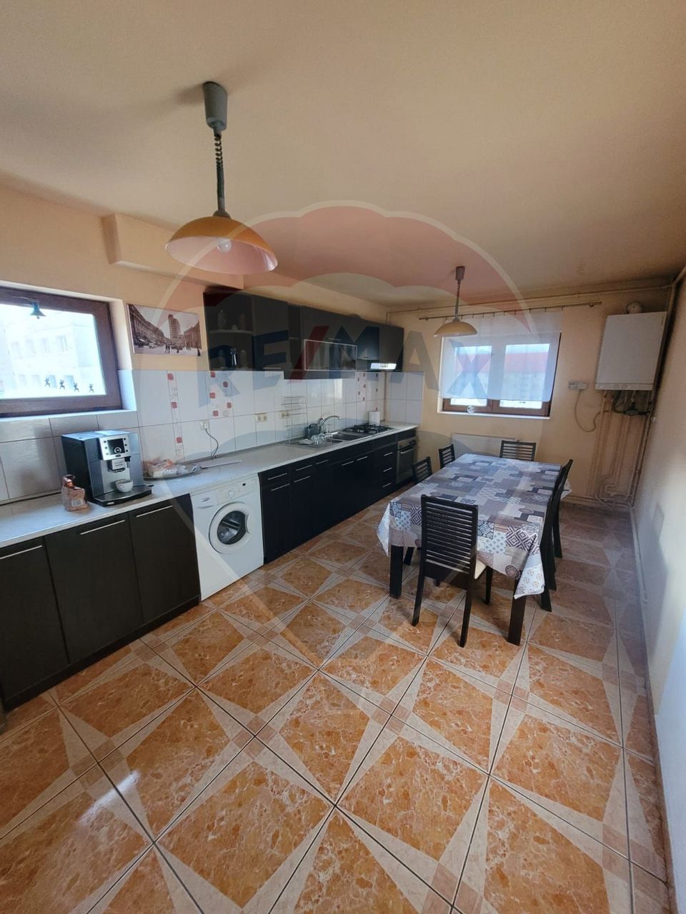 Apartament cu 5 camere de închiriat în zona Vasile Aaron