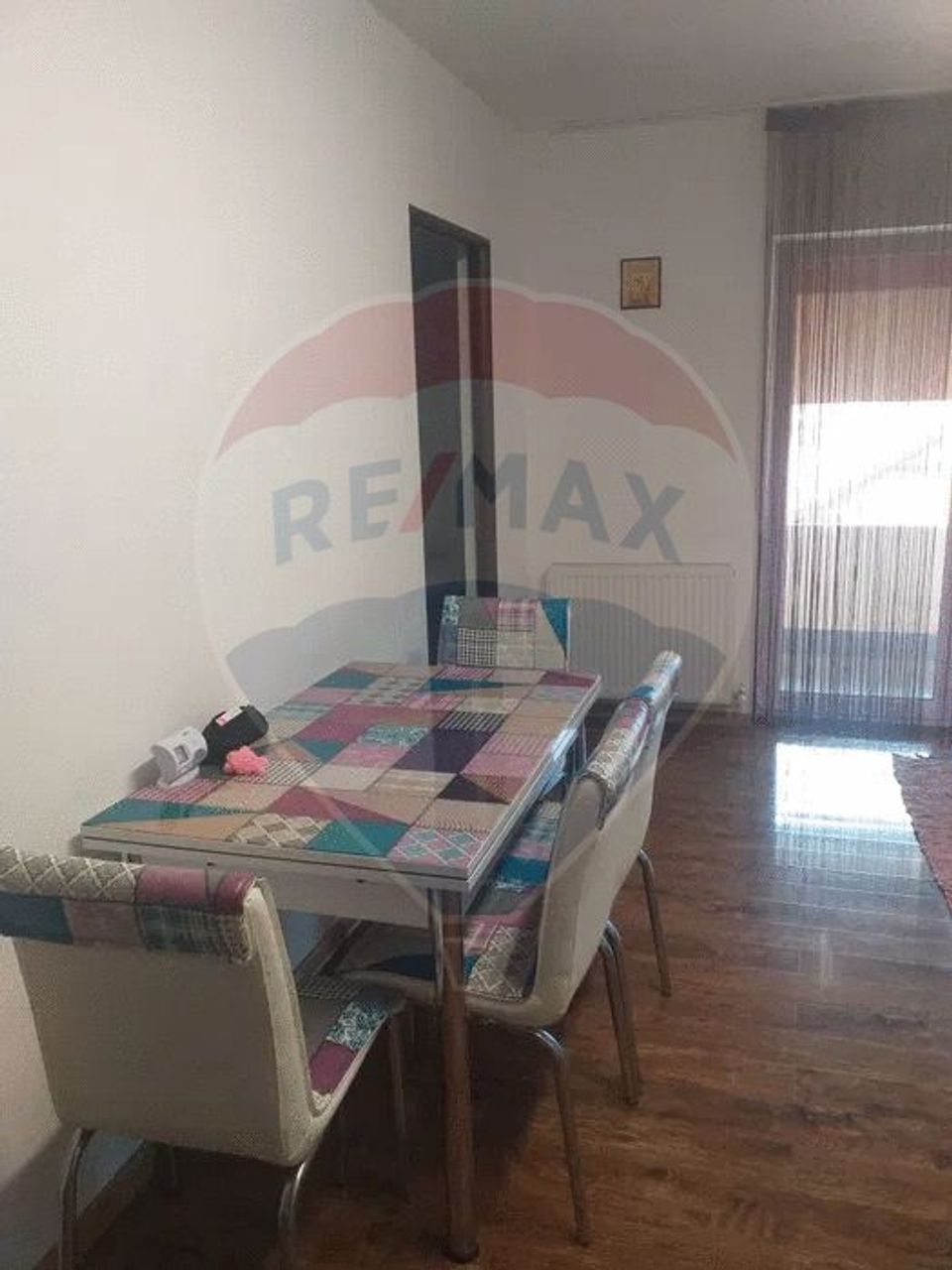 Apartament cu 3 camere de vânzare în zona Parneava