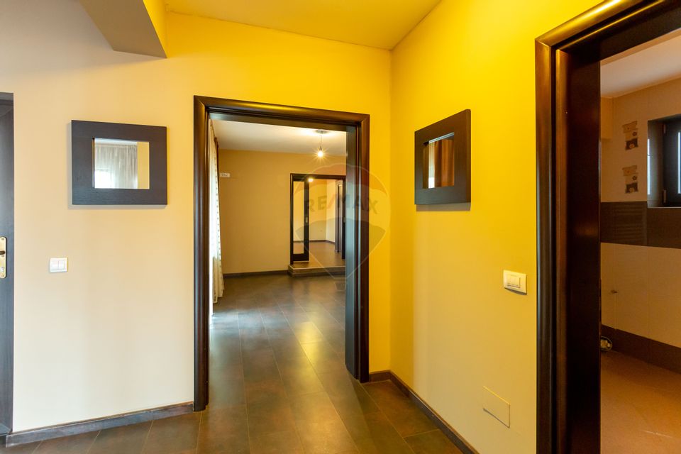 10 room House / Villa for sale, Serbanesti area