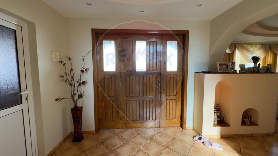 De vânzare 2 Corpuri de Casa si Teren 1388 mp in Geamăna, Bradu