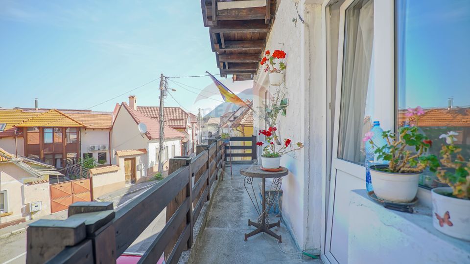 REZERVATA! Vilă impozantă, cu două apartamente și mansardă, Schei