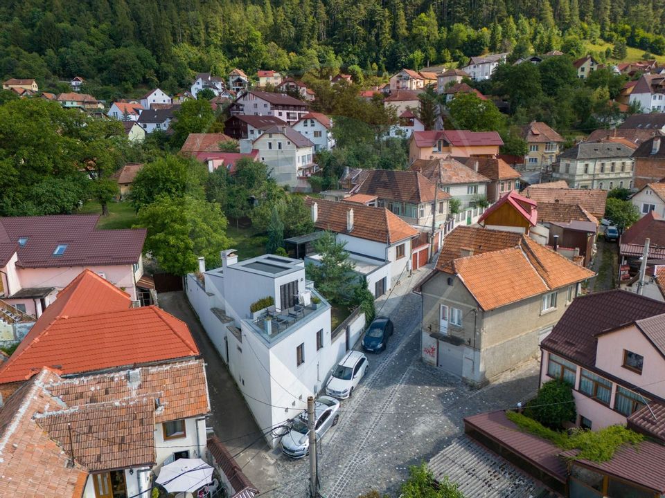 Casa individuală  4 camere de vânzare în zona Schei