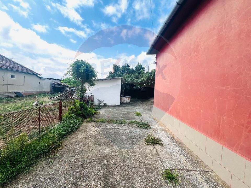 Casă 4 camere 1672 mp teren in Horia