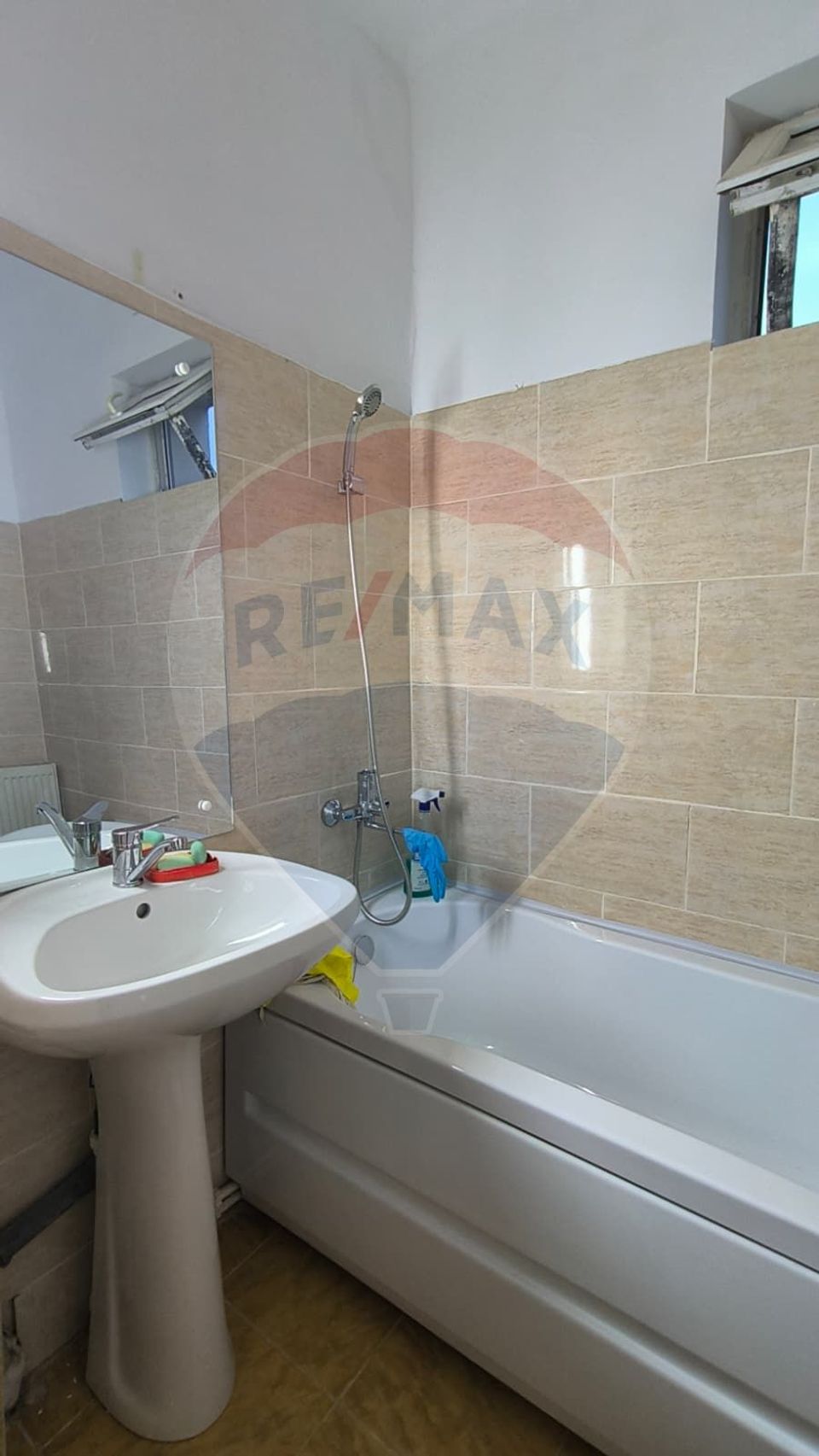 Casă cu 3 camere de vânzare în zona Centrală