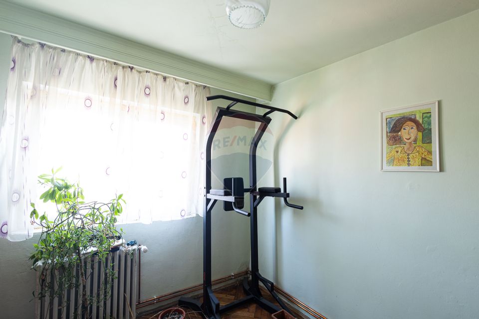 Apartament cu 5 camere de vânzare în zona Cetate