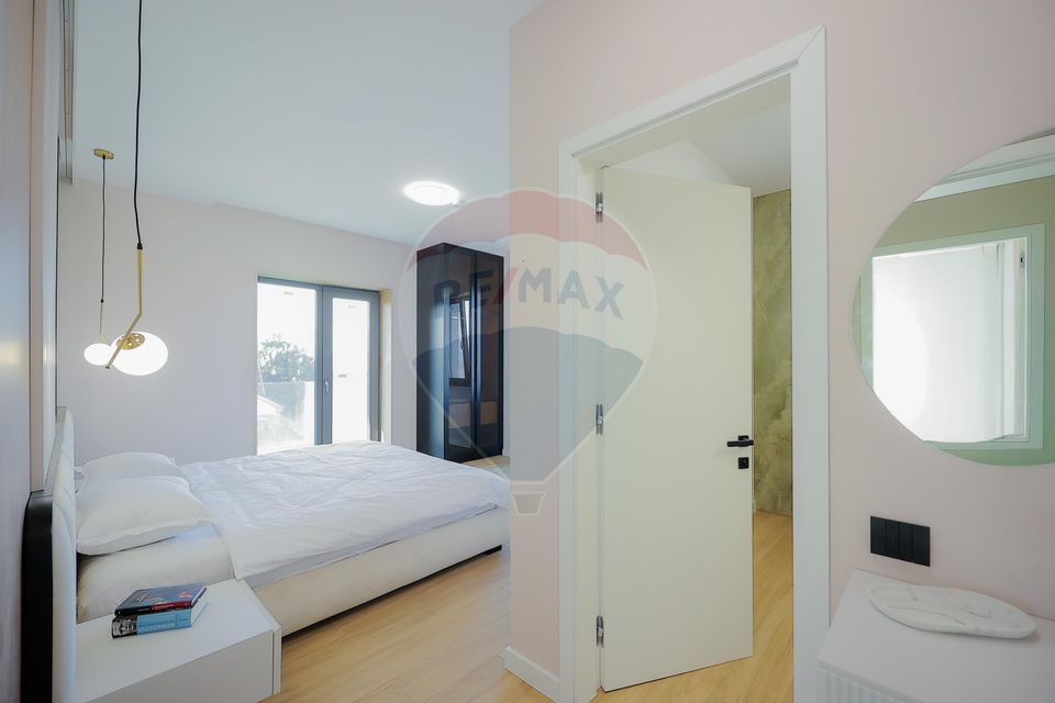 De vânzare Vilă cu 8 camere în Sânmartin, 290 mp util, teren 1100 mp