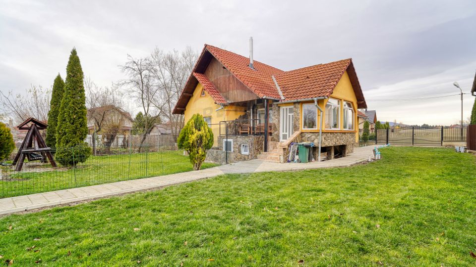 Renovated House with Land 1830 sqm in Prejmer!