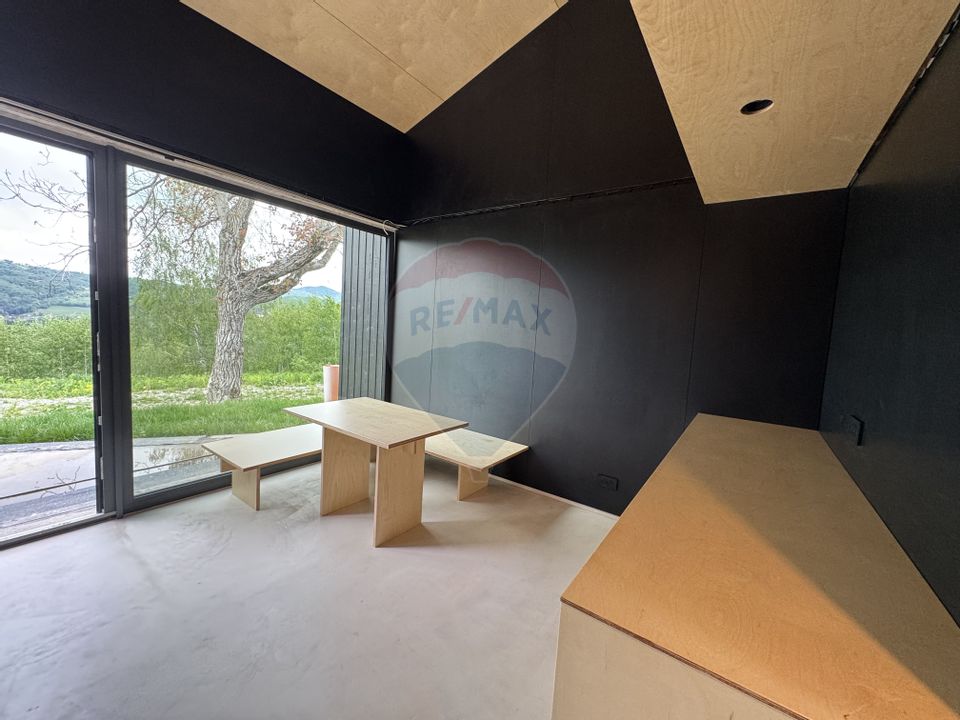 Doua case la munte, cu vedere superba, localizate in Poiana Marului