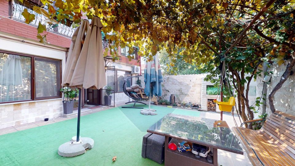 8 room House / Villa for sale, Andronache area