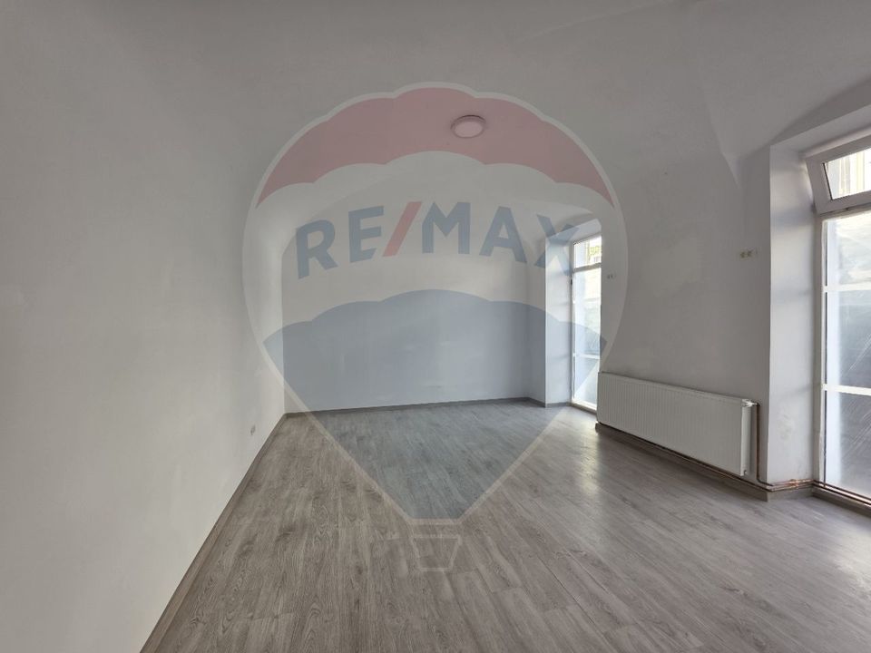 80sq.m Commercial Space for rent, Ultracentral area