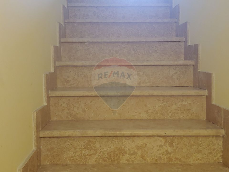 Casă / Vilă de lux cu 5 camere de vânzare în Vadu Moldovei, Suceava