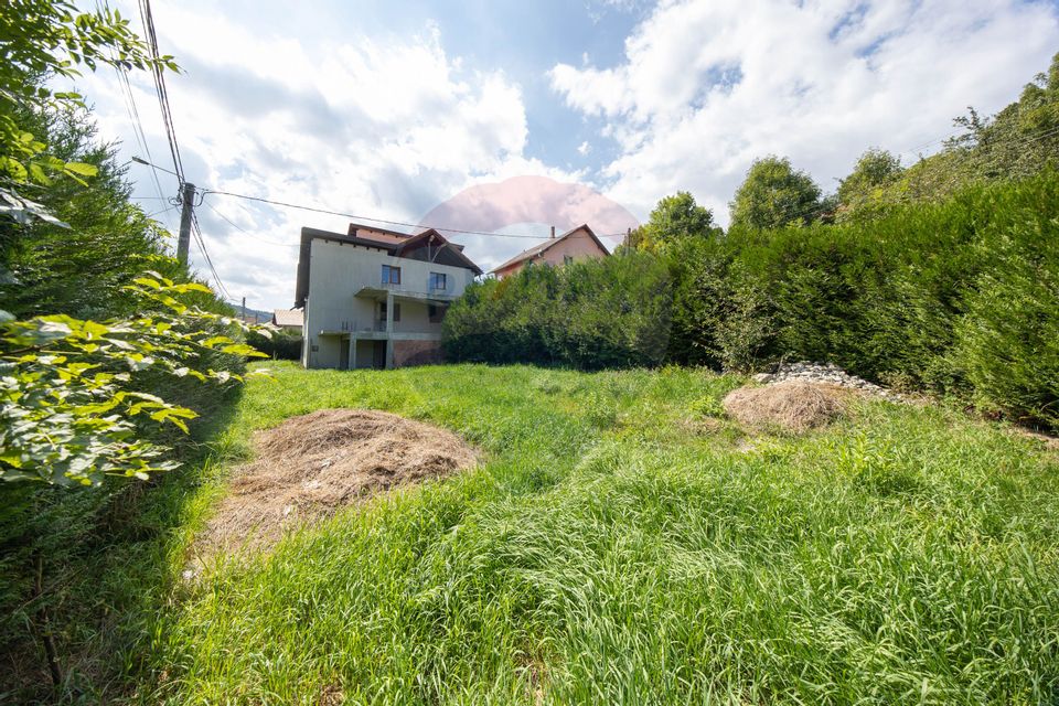 Casă / Vilă cu 8 camere / 7 bai de vânzare, Moieciu de Jos