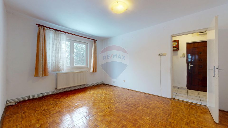 De vânzare: 2 camere, baie cu geam, etaj 2