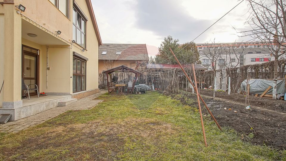 4 room House / Villa for sale, Tractorul area